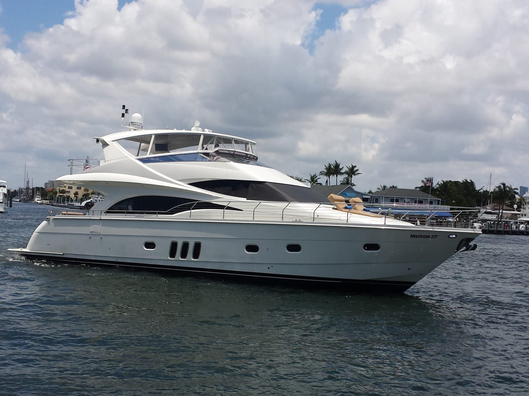 The Marquis 690 under way on the Intracoastal